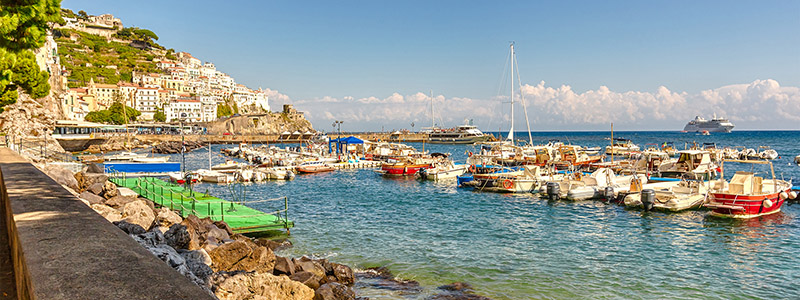 Hamn i Salerno, långtidssemester på Amalifkusten.